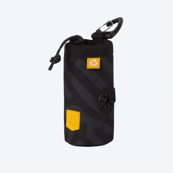 Woolly Wolf Roam Poop Bag Holder &mdash; зручний тримач для пакетів з RPET. Легке кріплення до повідка чи сумки, кліп Duraflex, шнурок-затягувач. Купити в Taily.